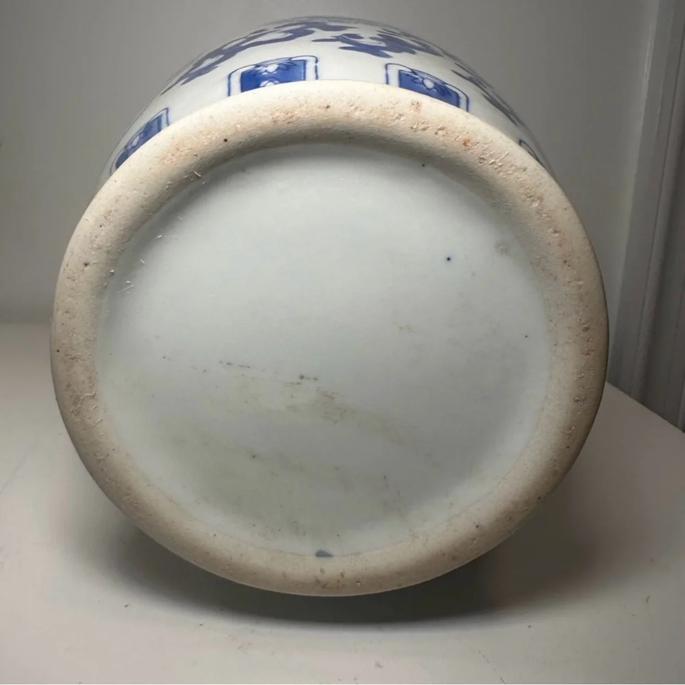 💙🤍Vintage Blue and White Chinese Vase